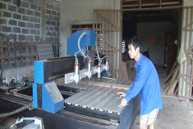 Anh Nguyễn Nhân Hoàng sử dụng máy CNC trong điêu khắc gỗ.