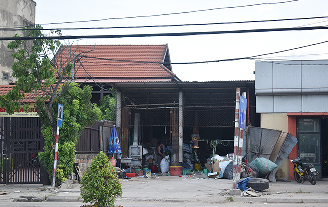Cơ sở thu mua phế liệu gây mùi hôi và làm mất mỹ quan đô thị tại đường Lý Thánh Tông, TP. Đồng Hới.