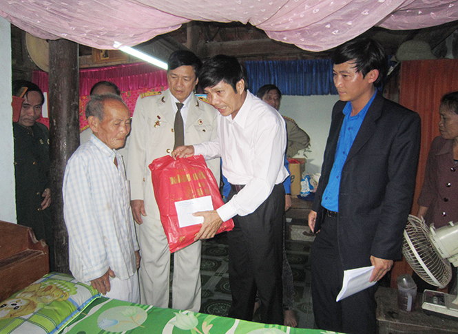 Đồng chí Nguyễn Công Huấn, nguyên Bí thư Đảng ủy Khối cùng với Hội CCB Khối thăm, tặng quà cho gia đình chính sách.