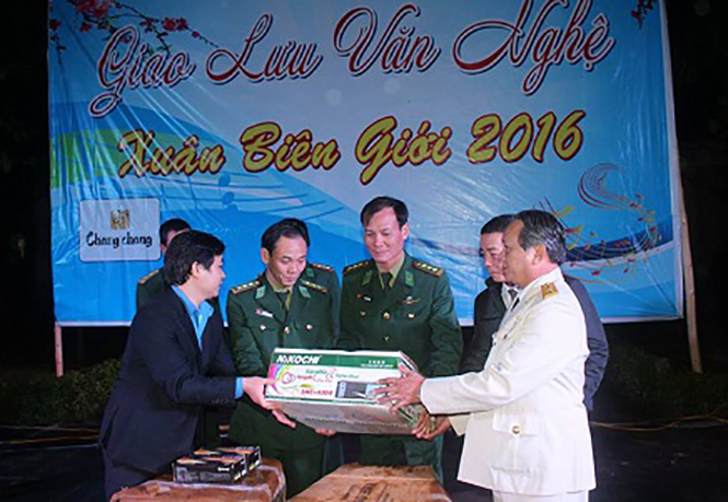 Hội CCB và Đoàn Thanh niên Khối các cơ quan tỉnh thăm, tặng quà cho cán bộ chiến sĩ Đồn Biên phòng Cà Roòng.