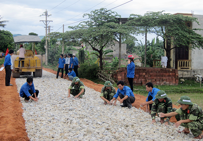 Lực lượng ĐVTN huyện Bố Trạch chung tay xây dựng nông thôn mới.