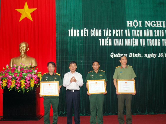 Đồng chí Nguyễn Hữu Hoài, Phó Bí thư Tỉnh ủy, Chủ tịch UBND tỉnh trao bằng khen của UBND tỉnh cho các tập thể có thành tích xuất sắc trong công tác PCTT-TKCN năm 2016.