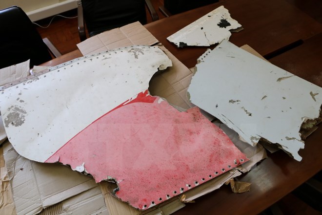 Các mảnh vỡ được xác định là của MH370 được tìm thấy ở Mozambique, trong cuộc họp báo ở Maputo, Mozambique ngày 6-9-2016. (Nguồn: AFP/TTXVN)