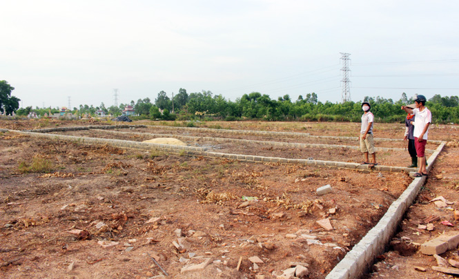 Lô đất rừng sản xuất được ông Nguyễn Minh Trí và bà Phan Thị Liễu  san ủi đất, phân lô bán đất làm nghĩa địa. 