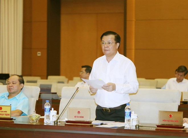 Bộ trưởng Bộ Tài chính Đinh Tiến Dũng giải trình ý kiến của các đại biểu. (Ảnh: Nguyễn Dân/TTXVN)