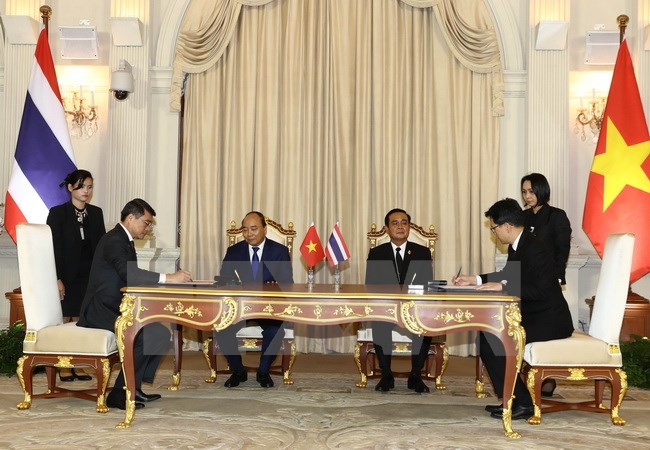 Thủ tướng Nguyễn Xuân Phúc và Thủ tướng Thái Lan Prayut Chan-o-cha chứng kiến Lễ ký Bản ghi nhớ hợp tác giữa Ngân hàng Nhà nước Việt Nam và Ngân hàng Thái Lan. (Ảnh: Thống Nhất/TTXVN)