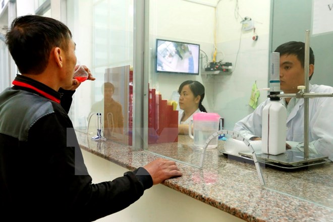 Nhân viên y tế quản lý, giám sát điều trị Methadone cho người nhiễm tại trung tâm Phòng, chống HIV/AIDS Gia Lai. (Ảnh: Dương Ngọc/TTXVN)