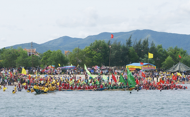Xã Cảnh Dương (huyện Quảng Trạch) tổ chức lễ hội đua thuyền mừng Tết Độc lập 2-9.