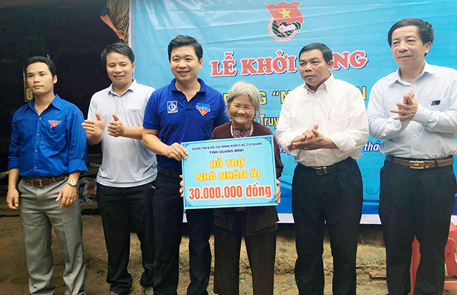 Đại diện BTV Đoàn khối các cơ quan tỉnh trao tiền hỗ trợ xây dựng nhà nhân ái cho bà Trần Thị Truyền ở xã Đức Hóa (Tuyên Hóa).