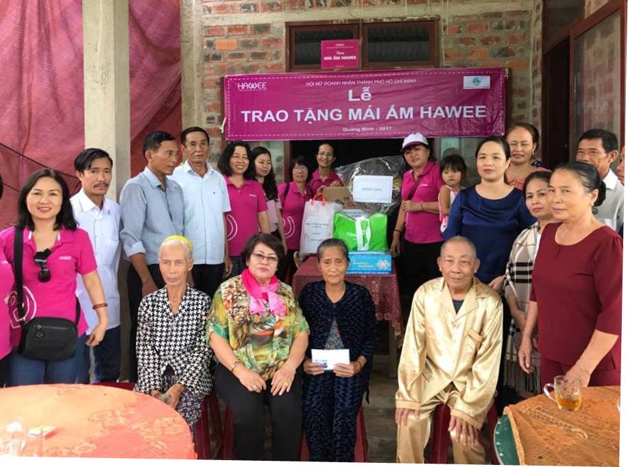  Đại diện Hội Nữ doanh nhân thành phố Hồ Chí Minh và Hội LHPN tỉnh, huyện Bố Trạch trao tiền hỗ trợ cho bà Nguyễn Thị Quy