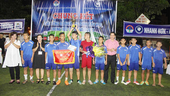 Ban tổ chức trao giải nhất cho trường THCS số 1 Nam Lý