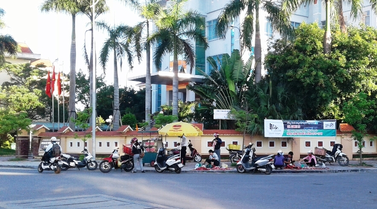  Chợ tự phát tại điểm giao cắt Trần Quang Khải - Hai Bà Trưng sáng ngày 21-8-2017  
