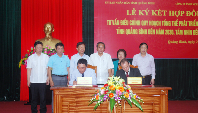 Các đồng chí lãnh đạo tỉnh chứng kiến lễ ký kết dự án điều chỉnh quy hoạch phát triển kT-XH tỉnh Quảng Bình đến năm 2030, tầm nhìn 2050.