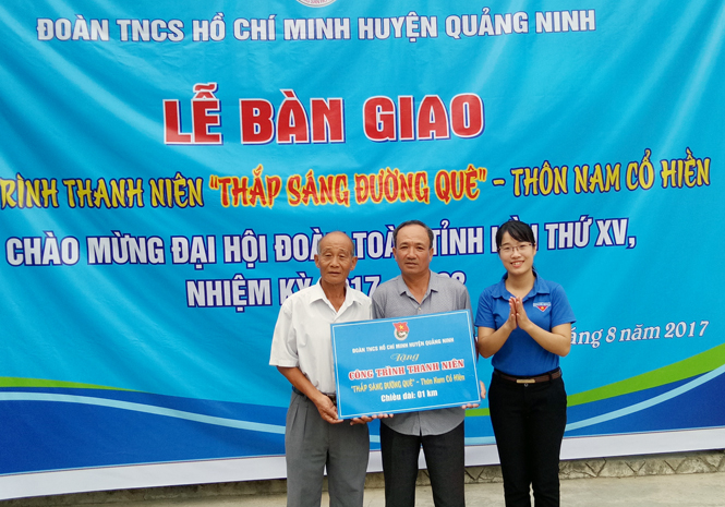Đại diện lãnh đạo Huyện đoàn Quảng Ninh bàn giao công trình 