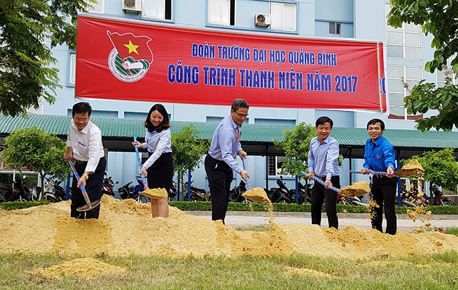 Đoàn trường đại học Quảng Bình khởi công công trình “Công viên học đường” tại khuôn viên nhà trường.