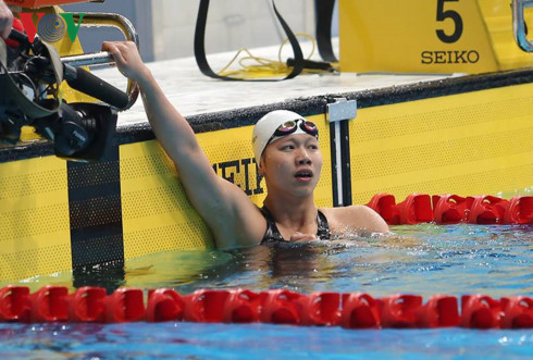  Kình ngư Nguyễn Thị Ánh Viên giành HCV và phá kỷ lục SEA Games nội dung 100m bơi ngửa, với thành tích 1 phút 1 giây 89.