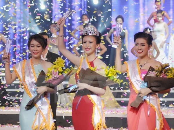  Các thí sinh đạt giải cao tại đêm chung kết cuộc thi nữ sinh viên Việt Nam duyên dáng 2016. (Ảnh: An Hiếu/TTXVN)