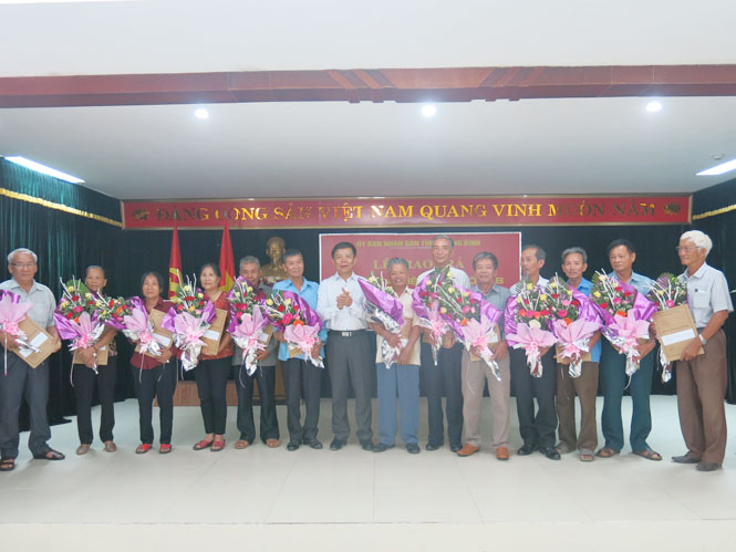 Đồng chí, Nguyễn Hữu Hoài, Phó Bí thư Tỉnh ủy, Chủ tịch UBND tỉnh trao trả 15 bộ hồ sơ, kỷ vật cho cán bộ đi B hiện đang cư trú tại thành phố Đồng Hới