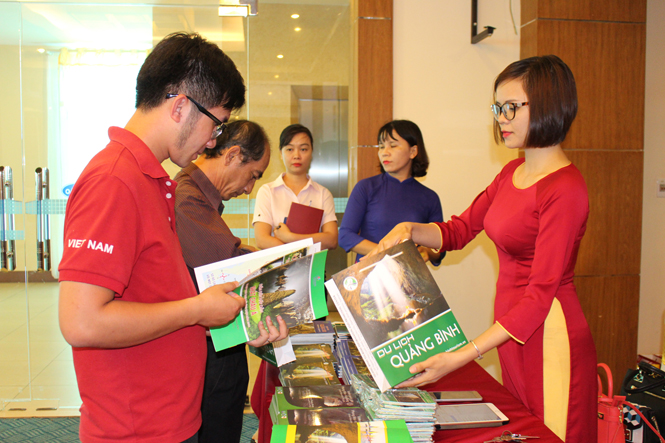  Giới thiệu ấn phẩm du lịch Quảng Bình với các doanh nghiệp tỉnh Lâm Đồng