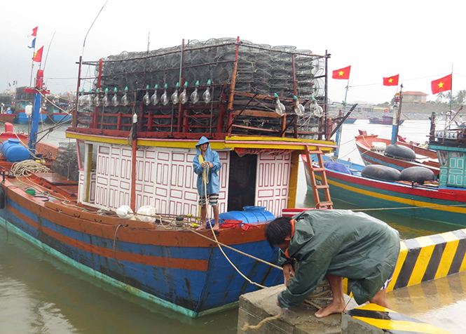 Ngư dân neo tàu ở khu neo đậu Cửa Thôn (Bảo Ninh, TP.Đồng Hới).