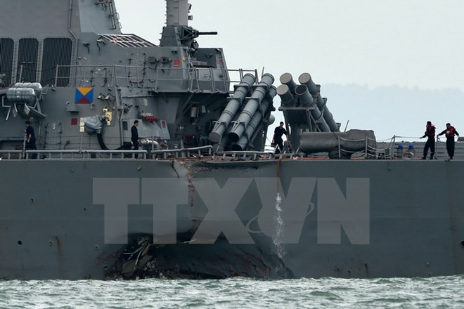 Một bên thân tàu khu trục USS John S. McCain bị phá hỏng sau vụ va chạm ngày 21-8. (Nguồn: AFP/TTXVN)