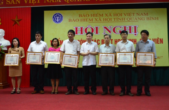 Đ/c Nguyễn Tiến Hoàng, Tỉnh ủy viên, Phó Chủ tịch UBND tỉnh tặng Bằng khen của BHXH Việt Nam cho các tập thể có nhiều thành tích trong công tác BHYT học sinh, sinh viên