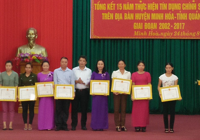 Lãnh đạo huyện Minh Hóa trao giấy khen cho những cá nhân, tập thể đạt thành tích xuất sắc trong 15 năm thực hiện tín dụng chính sách xã hội trên địa bàn giai đoạn 2003 - 2017