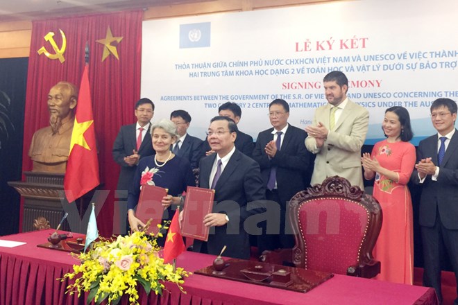Bộ trưởng Bộ Khoa học và Công nghệ Chu Ngọc Anh và bà Irina Bokova, Tổng Giám đốc UNESCO ký thỏa thuận. (Ảnh: T.H/Vietnam+)