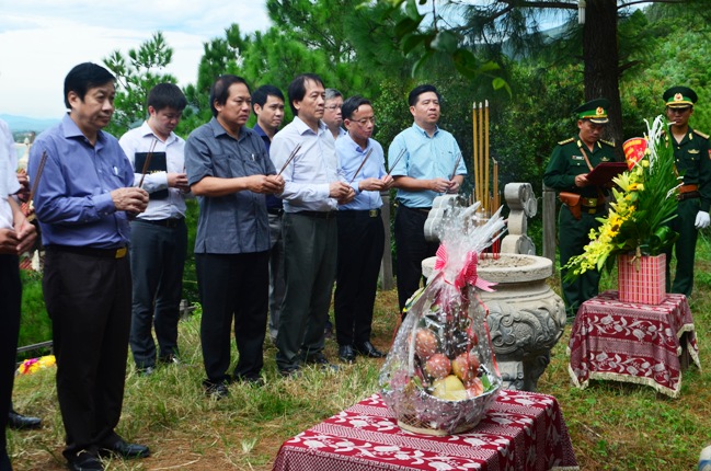 Bộ trưởng Trương Minh Tuấn cùng đoàn công tác đến dâng hương tại khu mộ Đại tướng Võ Nguyên Giáp.