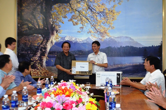 Bộ trưởng Trương Minh Tuấn tặng máy quay phim và thiết bị dựng hình cho Đài TT – TH Bố Trạch