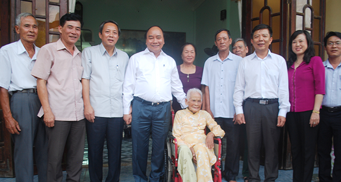 Thủ tướng Nguyễn Xuân Phúc thăm và tặng quà Mẹ Việt Nam anh hùng Nguyễn Thị Cúc, phường Hải Thành, thành phố Đồng Hới.