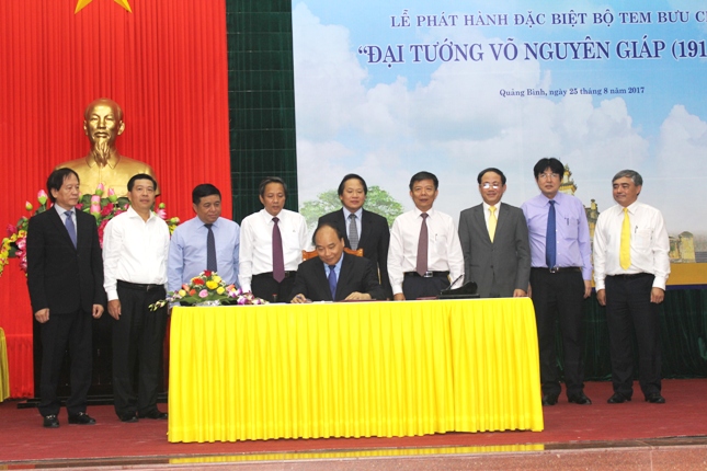 Đồng chí Nguyễn Xuân Phúc, Ủy viên Bộ Chính trị, Thủ tướng Chính phủ đã ký và đóng dấu phát hành đặc biệt bộ tem 
