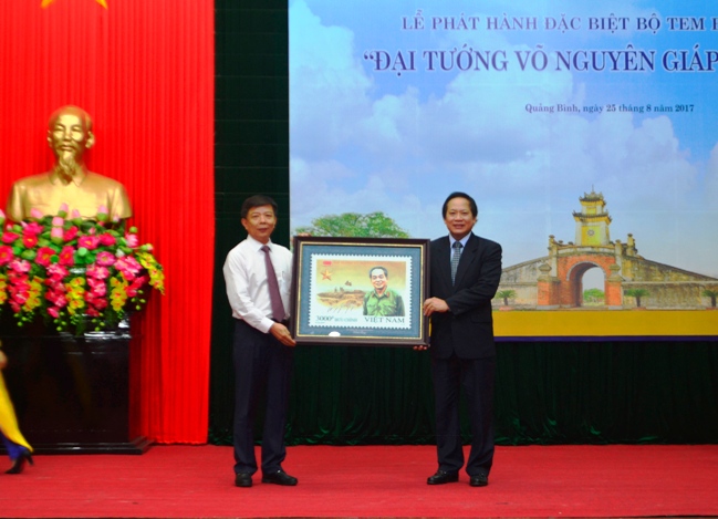 Đại diện lãnh đạo Bộ Thông tin và Truyền thông trao tặng UBND tỉnh và gia đình Đại tướng Võ Nguyên Giáp 