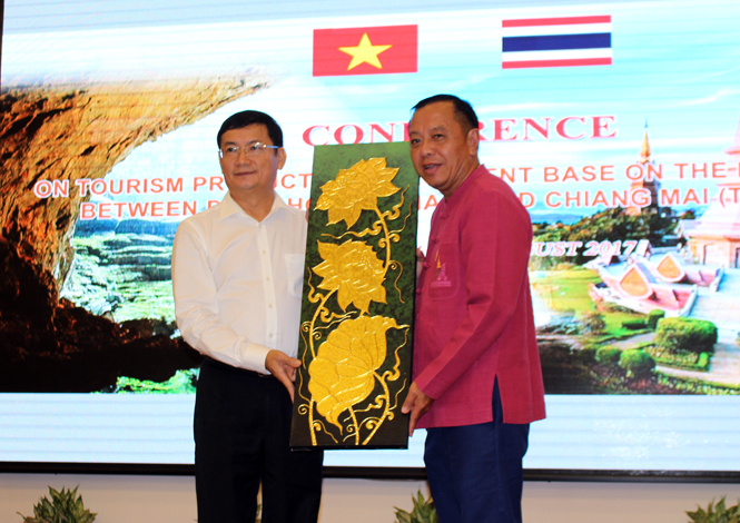 Ông Bootha Chailert, Chủ tịch Hiệp hội kinh doanh Du lịch tỉnh Chiang Mai tặng ảnh lưu niệm cho đồng chí Trần Tiến Dũng, Phó Chủ tịch UBND tỉnh Quảng Bình.