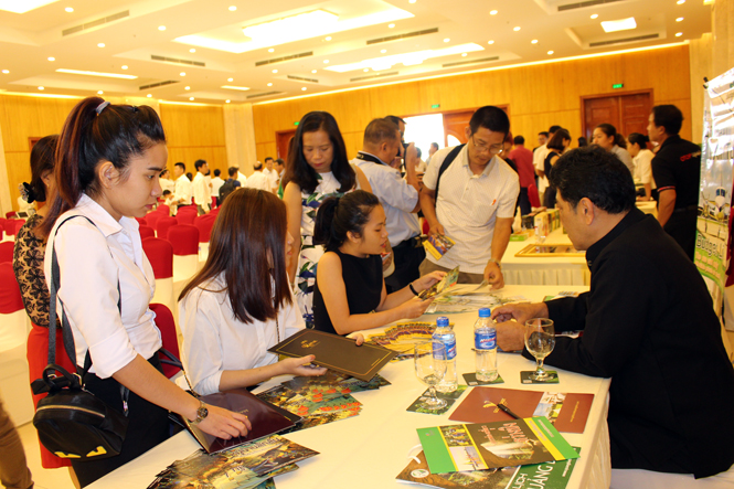 Các doanh nghiệp du lịch Việt Nam và Thái Lan trao đổi, thỏa thuận cung ứng các dịch vụ, điểm đến du lịch.