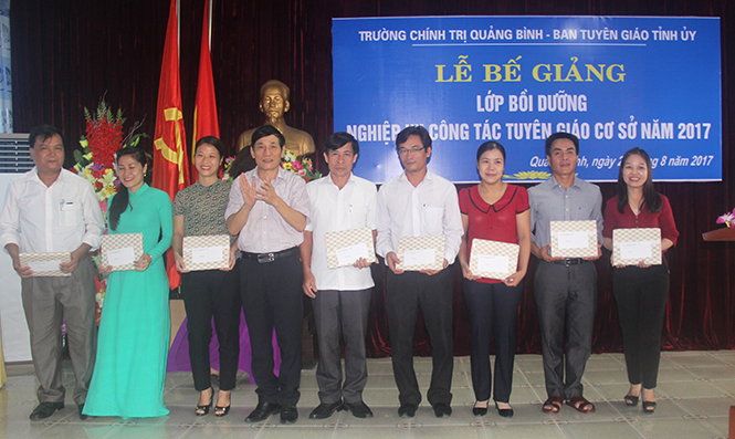 Đại diện lãnh đạo Ban Tuyên giáo Tỉnh ủy trao giấy khen cho các học viên xuất sắc.
