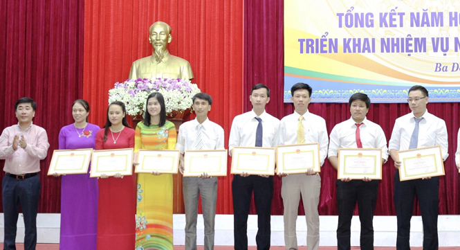 Đại diện lãnh đạo thị xã Ba Đồn tặng giấy khen cho các tập thể đạt thành tích xuất sắc trong năm học 2016-2017