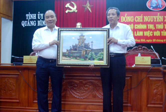 Đồng chí Bí thư Tỉnh ủy Quảng Bình tặng bức tranh kỷ niệm Thủ tướng Chính phủ Nguyễn Xuân Phúc.