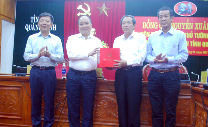 Thủ tướng Nguyễn Xuân Phúc tặng quà Đảng bộ tỉnh Quảng Bình.