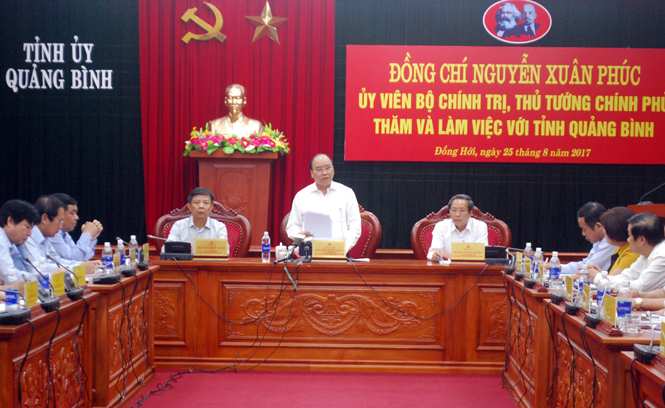 Thủ tướng Chính phủ Nguyễn Xuân Phúc phát biểu tại cuộc làm việc với lãnh đạo tỉnh Quảng Bình.