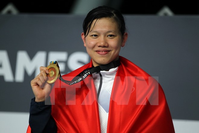  Vận động viên Nguyễn Thị Ánh Viên nhận huy chương vàng nội dung 50m bơi ngửa. (Ảnh: Quốc Khánh/TTXVN)