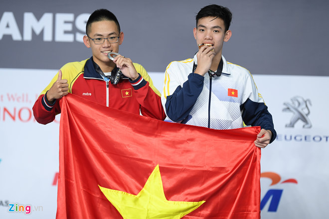 VĐV Nguyễn Huy Hoàng (phải) và Lâm Quang Nhật trên bục nhận huy chương. Ảnh: Internet