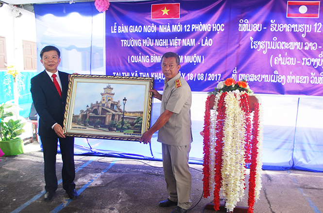 Đồng chí Nguyễn Hữu Hoài, Phó Bí thư Tỉnh ủy, Chủ tịch UBND tỉnh trao tặng bức ảnh kỷ niệm cho hiệu trưởng Trường hữu nghị Việt - Lào (Quảng Bình - Khăm Muộn).