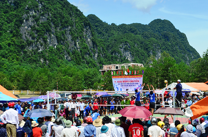 Trận chung kết bóng chuyền nam hạng B giữa đội Tuyên Hóa và Đồng Hới thu hút rất đông khán giả.