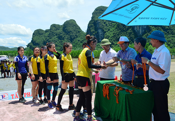  Ban tổ chức trao huy chương cho các đội bóng chuyền nữ.