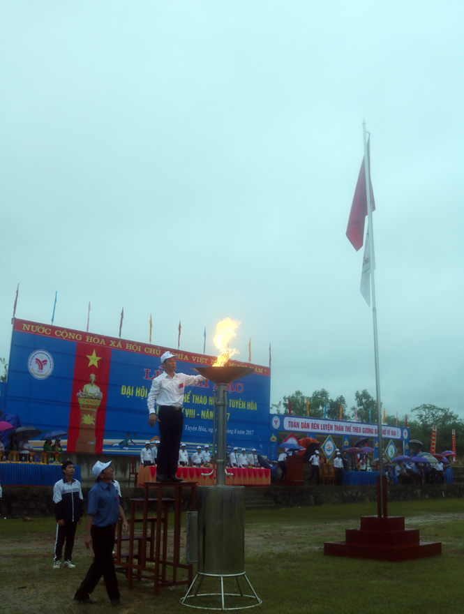 Đốt lửa khai mạc tại Đại hội TDTT huyện Tuyên Hoá lần thứ VIII   Ảnh 3: Toàn cảnh đại hội