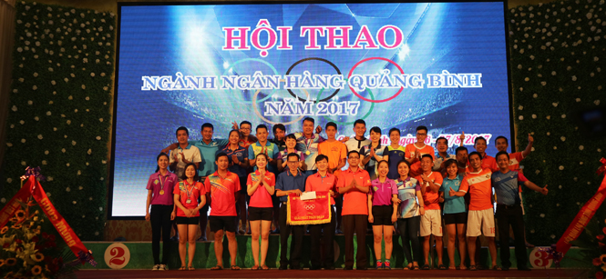 Đồng chí Đinh Quang Hiếu, Giám đốc Ngân hàng Nhà nước Việt Nam tại Quảng Bình đã trao giải nhất toàn đoàn cho Sacombank Quảng Bình.