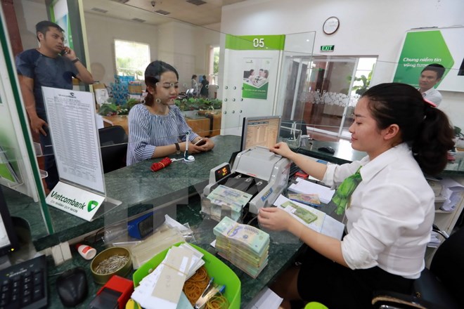 Khách hàng giao dịch tại Vietcombank chi nhánh Bình Định. Ảnh minh họa. (Ảnh: Trần Việt/TTXVN)