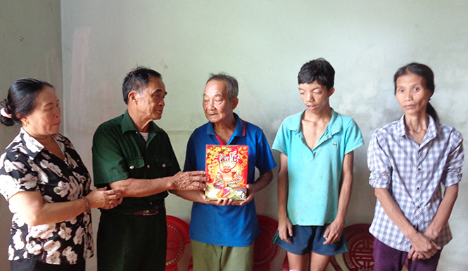 Vợ chồng ông Trần Trung Hoa thăm hỏi, động viên gia đình nạn nhân bị nhiễm chất độc da cam.