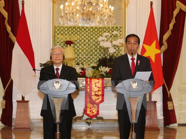 Tổng Bí thư Nguyễn Phú Trọng và Tổng thống Indonesia Joko Widodo phát biểu với báo chí sau hội đàm. (Ảnh: Trí Dũng/TTXVN)